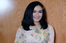 Iis Dahlia Tutupi Uban...