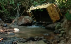Truk Muatan Pasir Tak...