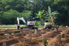 Bantu Gali Makam COVID-19,...