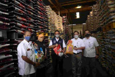 Distribusikan Beras...
