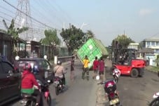 Kontainer Jatuh dari...