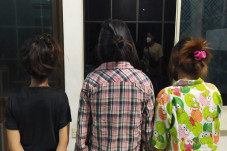 3 Gadis Manado Hajar...