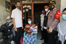 Vaksinator Datangi Rumah...