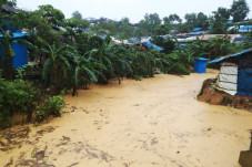 Banjir Bandang Terjang...