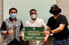 BMPD Sulsel Peduli Serahkan...
