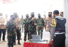 Panglima TNI Salurkan...