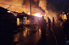 Kebakaran Landa Puluhan...