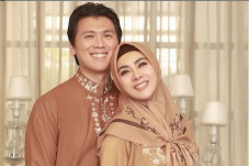 Syahrini Ulang Tahun,...
