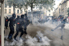 Polisi Prancis Bentrok...