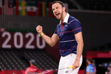 Awas, Anthony! Axelsen...