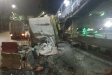 Sparator Ditabrak Truk,...