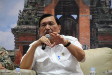 Blak-blakan Luhut: Banyak...