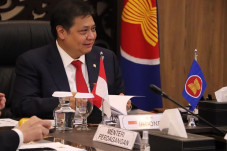 Airlangga: PPKM Luar...
