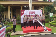 Kapolri Salurkan Bantuan...