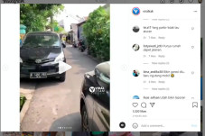 Senggol Mobil Parkir...