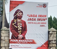 Baliho Puan dan Petinggi...
