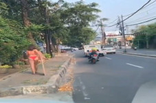 Heboh! Wanita Berbikini...