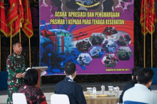 Korps Marinir Berikan...