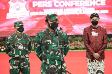 Di Hadapan Nakes, Panglima...