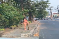 Berbikini Merah di Jalanan,...