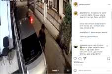 Mobil Parkir di Gang...