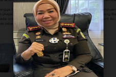 Mengenal Mpok Atie,...
