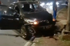 Mobil Mazda Rusak Parah...
