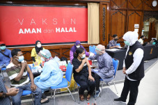 Vaksinasi Warga NTT,...