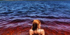 Merah Gelap, Pantai...