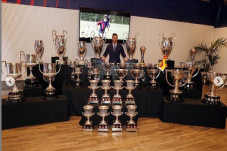 Lionel Messi Tak Sendiri