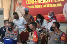 Di Hadapan Polisi, Nakes...