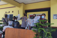 Cemburu Berat, Suami...