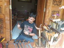 Menjamas Keris di Bulan...