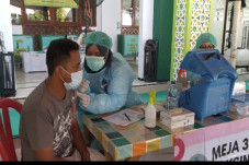 Polisi Gelar Vaksinasi...