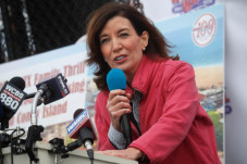 Kathy Hochul Gantikan...