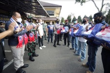 Aremania Disuntik Vaksin,...