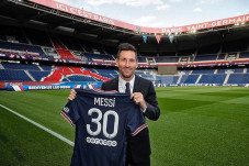 Messi Hijrah ke PSG,...