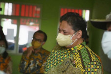 Lawan Corona, Airlangga...