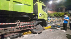 Dump Truk Ringsek usai...