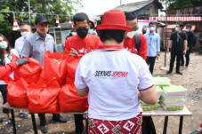 Bantu Warga Kampung...