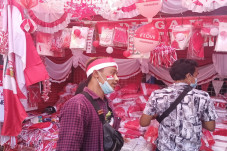 Curhat Pedagang Atribut...