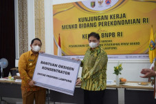 Menko Airlangga Serahkan...
