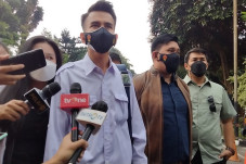 Adam Deni Tetap pada...