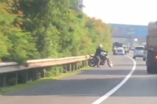 Masuk Tol Jakarta-Merak,...