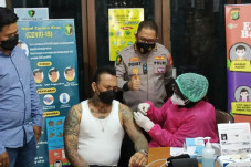 Pakai Kemeja Putih,...