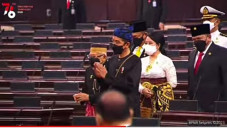 Deretan Baju Adat Ini...