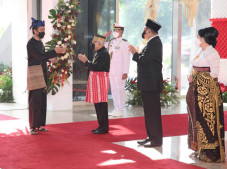 Jokowi Pede, Defisit...