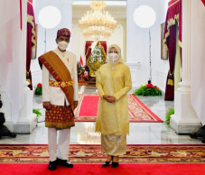 Jokowi Kenakan Pakaian...