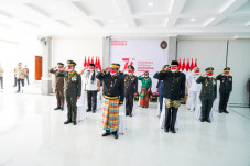 Pakai Busana Adat Bugis-Makassar,...