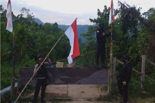 Pasukan Brimob Pasangi...
